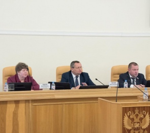Игорь Мартынов поручил отслеживать исполнение закона о запрете продажи детям никотиносодержащей продукции