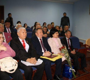 Саглар Бакинова поздравила народного поэта Калмыкии