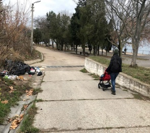 ФОТОРЕПЛИКА. Мусорная свалка у причала Голландия