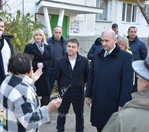 РАБОТА В ОКРУГЕ. Владимир Немцев открыл новый сквер на ул. Н.Островской