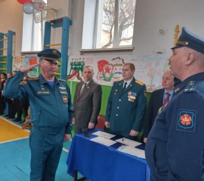 Депутаты приняли участие в смотре строя и песни кадетских классов средней школы № 60