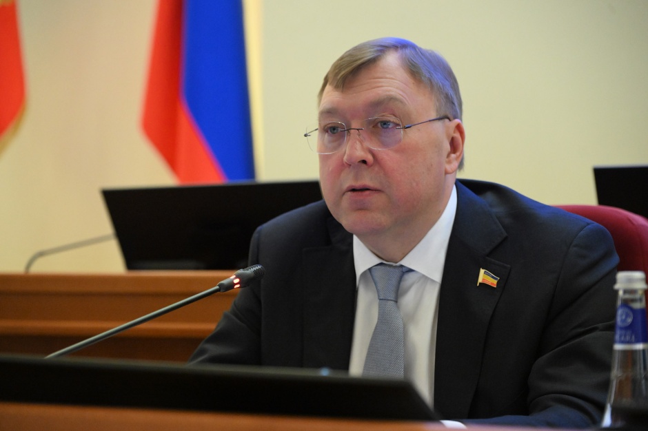 Забота о будущем: спикер донского парламента лично помогает школам выполнять наказы