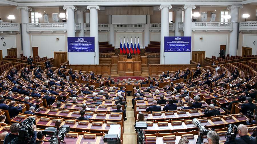 «Россия — вечная, а барьеры временны»: главные заявления президента на заседании Совета законодателей