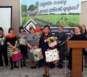 Депутат Сергей Рожков поздравил коллектив Центральной  детской библиотеки  Аксайского района  