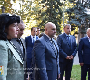 ФОТОРЕПОРТАЖ. Депутаты возложили цветы в память о трагедии в Керченском политехническом колледже