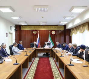 В Народном Собрании Республики Ингушетия прошло расширенное заседание комитета по образованию, культуре и связям с религиозными организациями 
