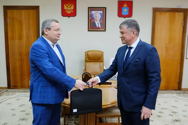 Игорь Мартынов вручил новому парламентарию нагрудный знак и портфель депутата
