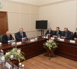 В Парламенте Республики Абхазия прошла встреча с делегацией из КЧР