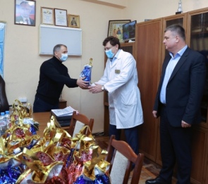 Председатель парламента Крыма В.Константинов передал сладкие подарки пациентам республиканской детской больницы