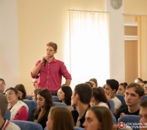 Крымские парламентарии провели со студентами   «Разговоры о важном»