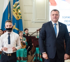 Юным астраханцам вручены паспорта накануне Дня Конституции