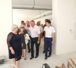 Председатель парламента Крыма Владимир Константинов.Сельские школы и детские сады Крыма обретают новый облик