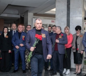 Депутаты Крыма почтили память Владимира Жириновского