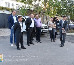 РАБОТА В ОКРУГЕ. Владимир Немцев повторно проверил ремонт дороги на улице Лизы Чайкиной
