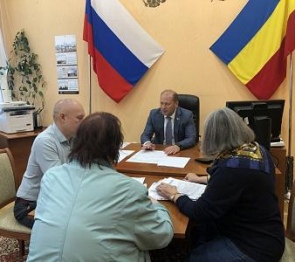 Александр Скрябин на приеме граждан разъяснил особенности реализации проектов, касающихся формирования комфортной городской среды