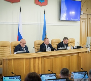 Астраханские законодатели на заседании Думы рассмотрели более 60 вопросов