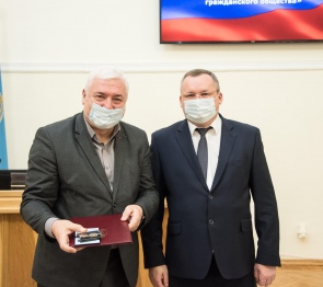 Игорь Мартынов вручил Почетный знак «За развитие парламентаризма и гражданского общества»