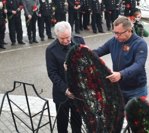 Астраханские парламентарии приняли участие в возложении венков к региональным памятникам воинской славы
