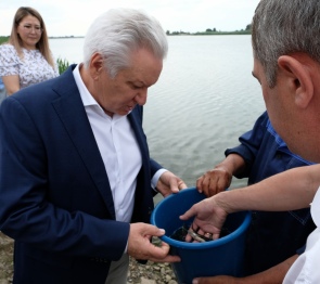 Парламентарий Астрахани А. Клыканов принял участие в выпуске рыбной молоди
