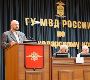 Кубанские депутаты поздравили выпускников-правоохранителей с началом служебной деятельности