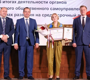 Председатель парламента края Юрий Бурлачко наградил лучших тосовцев из восьми муниципалитетов Кубани