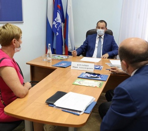 Председатель парламента Кубани Юрий Бурлачко провел прием граждан в Краснодаре