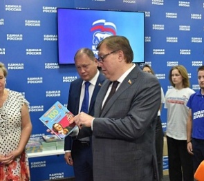 Донские депутаты передали книги для детей Донбасса и освобожденных территорий