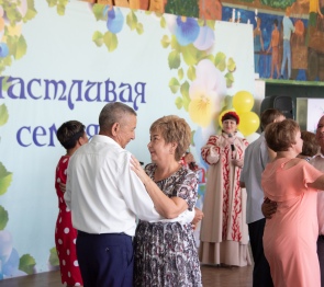 С праздником 11 семей Камызякского района поздравили Председатель Думы Астраханской области Игорь Мартынов