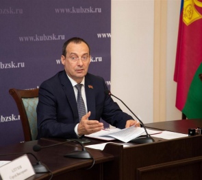 Председатель парламента края Юрий Бурлачко поздравил выпускников кубанских школ с праздником Последнего звонка.