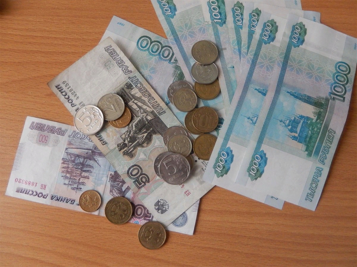 Купюра на столе. Деньги на столе. Рубли на столе. Немного денег. Русские деньги.