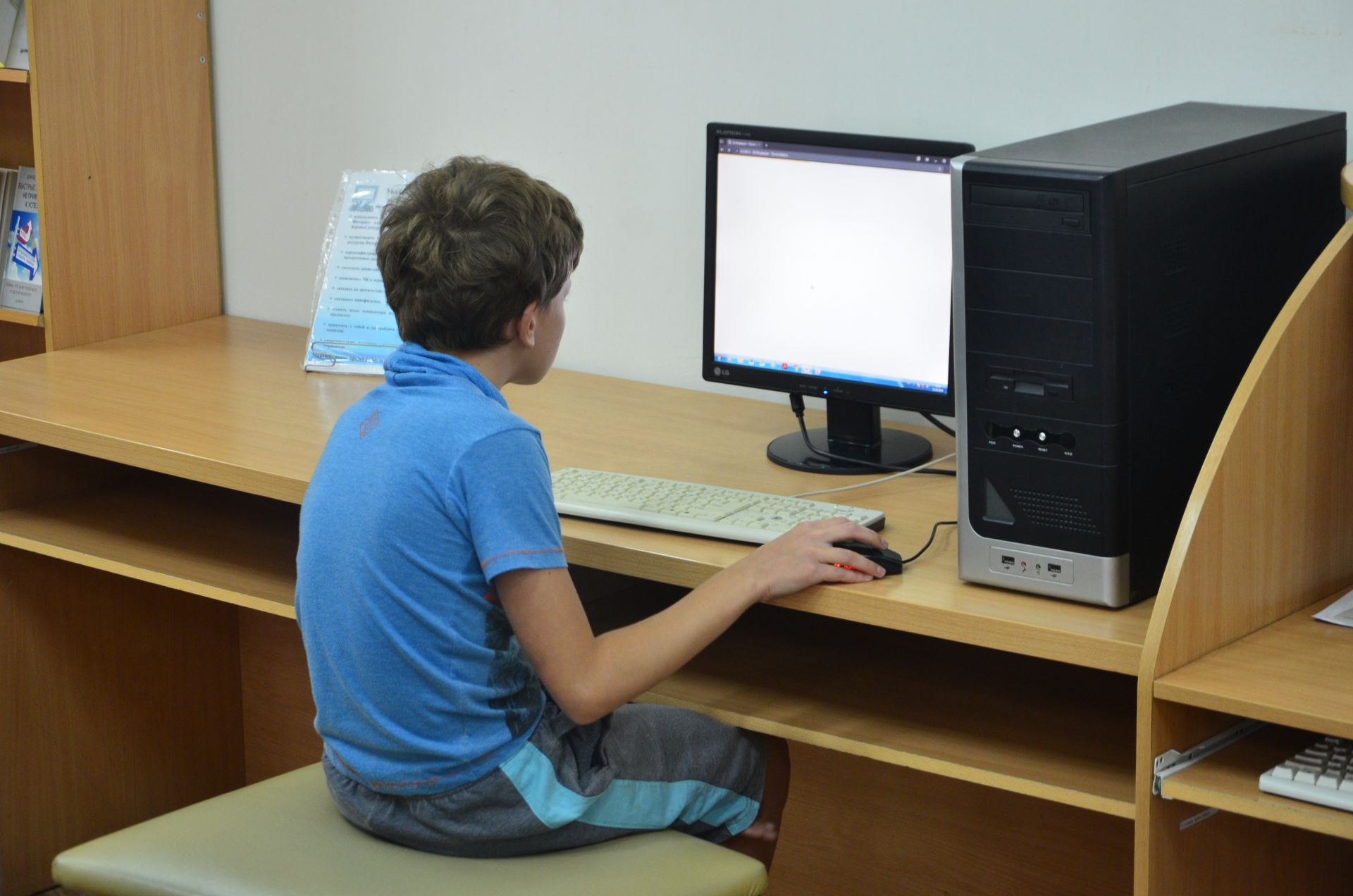 Дистанционное образование для школьников учи. Компьютер для учебы. Компьютер для школьника. Компьютер в школе. Ученик за компьютером.