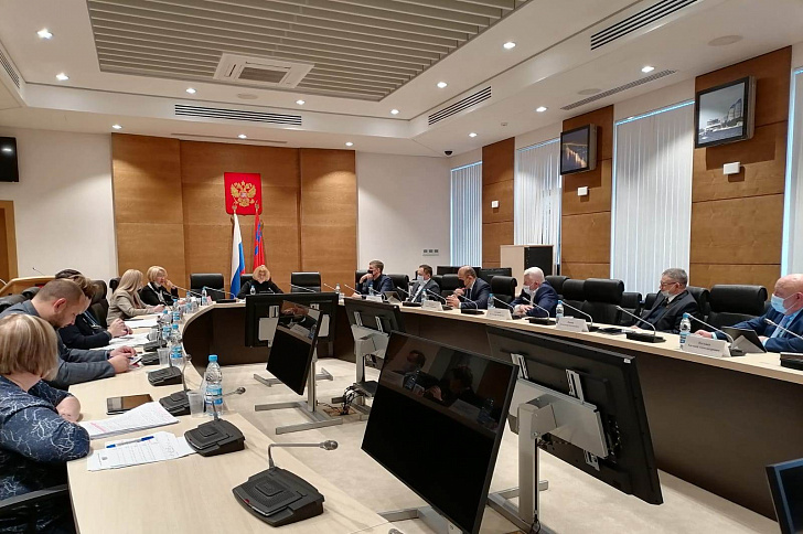 Волгоградские парламентарии обсуждают региональный проект бюджета на ближайшие три года.