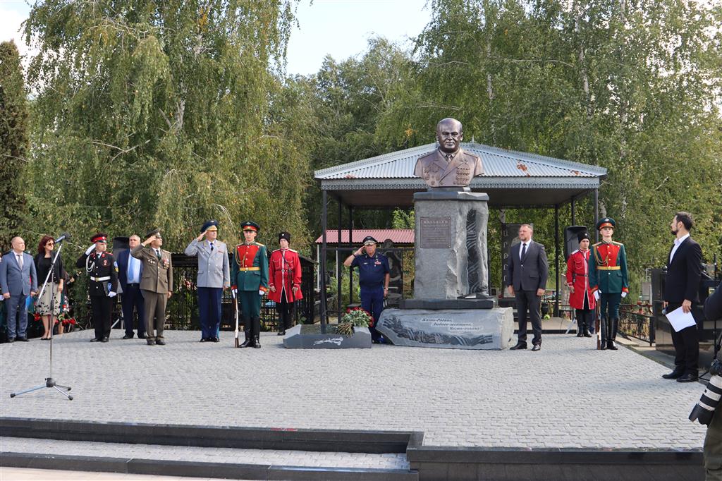 Краснодарский открыли. Памятник генералу Трошеву в Краснодаре. Открыли памятник. Памятник генералу Власову. Памятник генералу Соболеву.