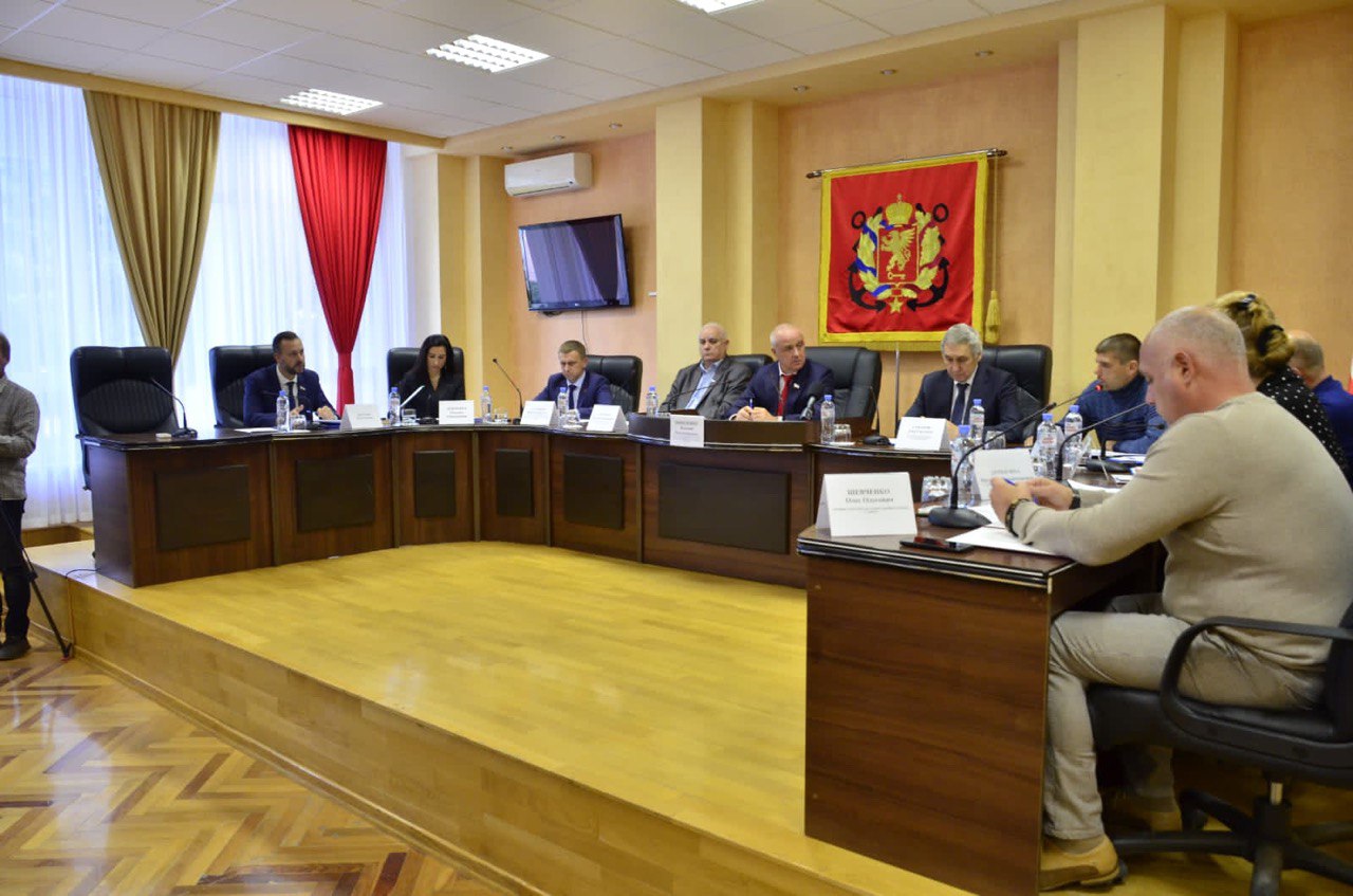Парламентарии Кубани и Крыма обсудили вопросы организации грузоперевозок через Керченский пролив