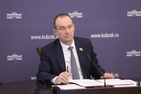 Председатель кубанского парламента Ю. Бурлачко рассказал о поправках в закон о земельных участках для многодетных