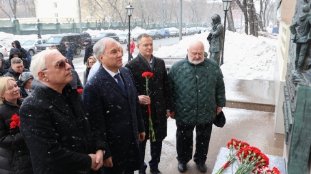  Российски законодатели отдали дань уважения великому режиссеру и политику