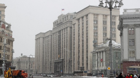 Кому добавят денег, а кому запретят списывать? Обзор майских законов