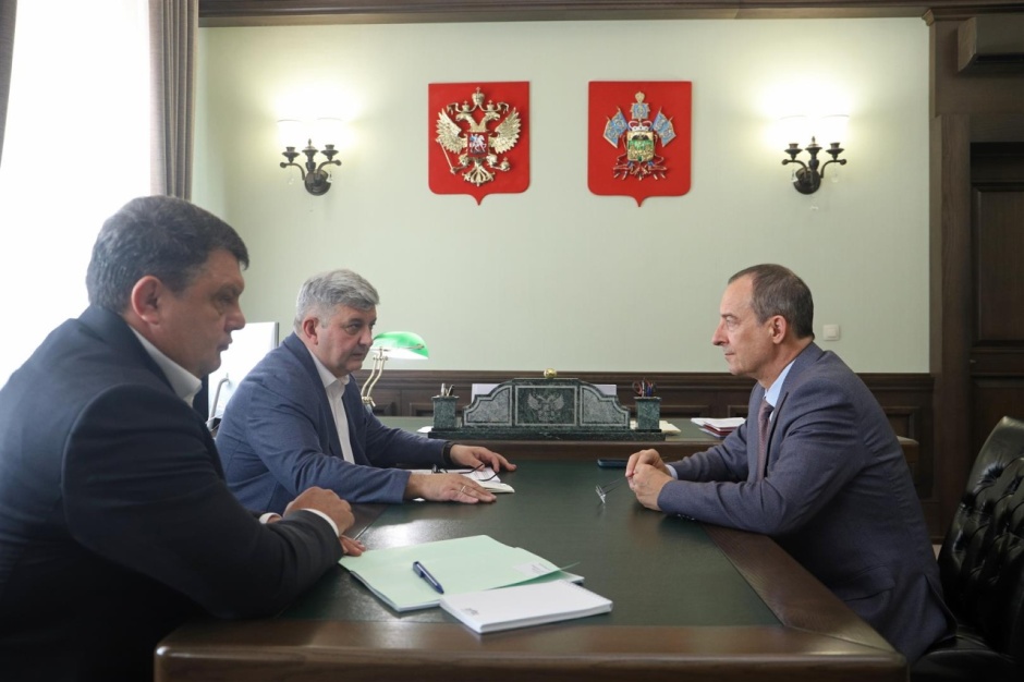 Юрий Бурлачко и Сергей Пронько обсудили подготовку кадров и начальную военную подготовку в школах Кубани
