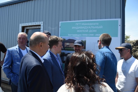 В Мамедкале построят 50 новых домов: депутаты Госдумы и Дагестана проверили площадку и встретились с пострадавшими