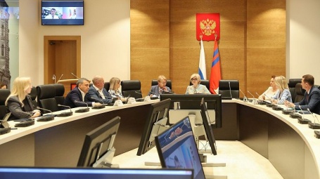 Единогласно: депутаты Волгоградской областной Думы поддержали законопроект о детском отдыхе с губернатором во главе комиссии