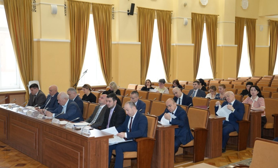 Более 30 вопросов: в Парламенте Северной Осетии обсудили медиасопровождение традиционных ценностей, благоустройство и новые законы
