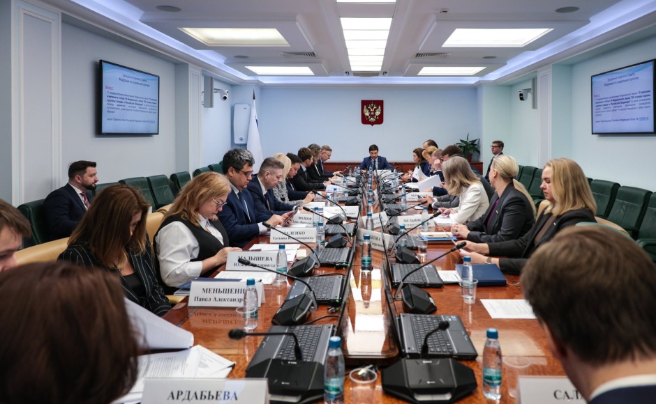 Сенаторы поддержали новые меры социальной защиты сотрудников Росгвардии, вдов военнослужащих и вернувшихся с СВО 