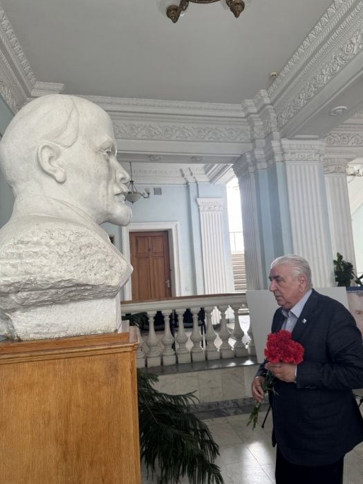 В.Пархоменко :День рождения Ленина - одна из славных дат, которые отмечают коммунисты во всем мире